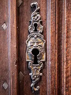 Serrure, masque grotesque
