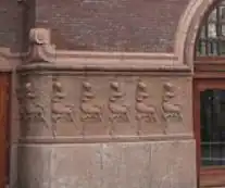 Bas-reliefs de la façade du Luxor, à Arnhem.