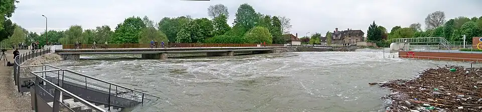 Le déversoir de Saint-Julien-les-Villas lors de la crue de mai 2013.