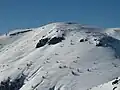 Sommet du dôme de Barrot avec ses trois signalétiques vu des pistes de ski de Pra-Brûlé (1&nbsp;970&nbsp;m) au nord.