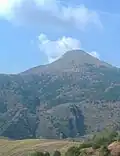 Vue de la tête de Rigaud (1&nbsp;907&nbsp;m) et des gorges du ruisseau du Raton appendice de celles du Cians.