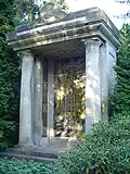 Sépulture en forme de temple de la famille Hilden-Eyckeler. L'entrée au caveau est décorée d'un ange  de mosaïques de Wilhelm Döringer. Le tombeau a été repris par Robert Gustav Zapp (1928–1999).