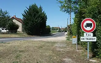 Route départementale signalée par un panneau interdisant l'accès aux poids lourds de 7,5&nbsp;t en transit