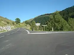 Carrefour (1&nbsp;369&nbsp;m) entre la nouvelle route de Peyresourde Balestas (D619, station de Peyragudes) et la route du col de Peyresourde (D618).