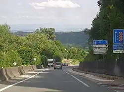 Descente vers Riom avec voie de détresse sur 1&nbsp;100&nbsp;mètres.