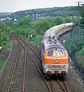 Livrée orange assortie aux voitures d'un train régional.