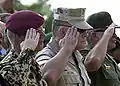 Salut militaire par trois généraux allemand, américain et égyptien.