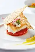 Flétan sauvage, confit de tomate, feta, pain au romarin grillé et aïoli