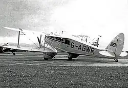 Un Morton De Havilland DH.89 Dragon Rapide à l'aéroport de Manchester en 1950.
