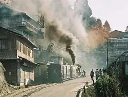 Le train traversant le bazar de la ville de Kurseong.