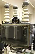 Vue en coupe d'une diode à vapeur de mercure à cuve d'acier de première génération. Son courant nominal est 30&nbsp;A, sa tension nominale 50&nbsp;kV.