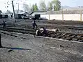 Ouvriers travaillant sur une ligne ferroviaire nord-coréenne.