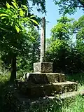 Le calvaire Saint-Conval (1627, en kersantite, de Roland Doré ; seul le fût du calvaire subsiste).