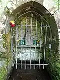 La fontaine Saint-Conval : la niche et sa statue.