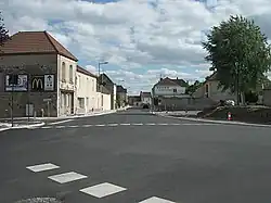 La D 6 à Saint-Rémy-en-Rollat, ralentisseur au premier plan