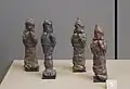 Quatre figurines en bronze de la déesse protectrice Lam(m)a, v. 2000-1600 av. J.-C. Musée du Louvre.