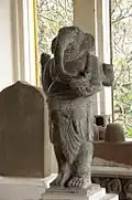 Gaṇeśa (Ganesh). Mỹ Sơn, c. VIIe&nbsp;siècle. Grès, H. 96&nbsp;cm.Musée de Đà Nẵng,