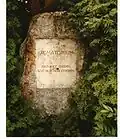 Inscription à l'extérieur du Crématorium qui dit en allemand « Pensez à la façon dont nous sommes morts ici ».