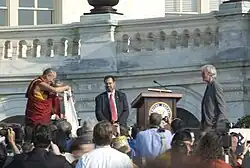 Richard Gere reçoit un khata des mains du 14e dalaï-lama.
