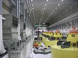 Vue intérieure du barrage avec la centrale électrique.