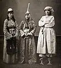 De gauche à droite, trois femmes des environs de Damas : une paysanne ; une femme druze ; une femme mariée de Damas.