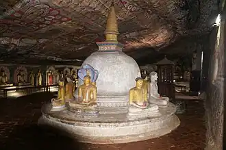 Stûpa dans l'une des trois cavernes du Temple d'or