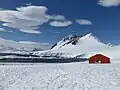 Panorama de la Baie Dorian. A droite le refuge abandonné de la marine argentine