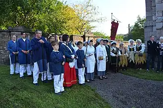 Verriers, porteuses de canon et arbalétriers devant la chapelle Saint-Ghislain.