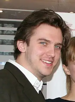 Gros plan de la tête souriante de l'acteur