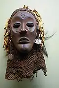 Masque pwo. Bois, fibres, tiges de graminées et pigments. Musée royal de l'Afrique centrale