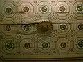 Plafond en bois peint.