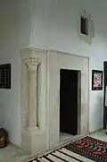 Pilier d'angle et porte encadrée.
