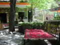 Intérieur d'un restaurant à Darakeh