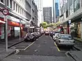 Rue avec marquage au sol pour stationnement en créneau
