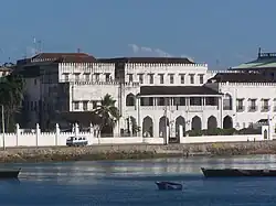 Photographie couleur d'un bâtiment ancien sur deux étages, le long de la mer