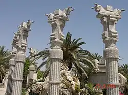 Colonnes suspendues aux lumières, Dariush Grand Hotel, 1999, Kish Island