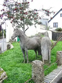Photo de deux sculptures de poneys Dartmoor à Moretonhampstead.