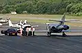 Embarquement à bord d'un Falcon sur le tarmac de Saint-Trop-La Môle.