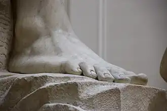 Détail pied droit.