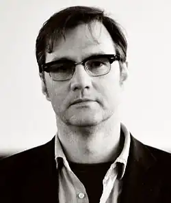 Photo de l'acteur avec lunettes