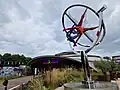 Un hommage à la gymnaste Věra Čáslavská exposé lors des Jeux Olympiques 2024 devant le Cabaret Sauvage, lieu de célébration du comité national olympique de République Tchèque.