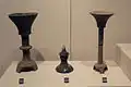 Ensemble de céramiques noires dont deux gobelets hauts sur pied. Phase tardive. Musée Provincial du Shandong, Jinan