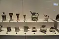 Ensemble de céramiques blanches, dont certaines ont une nuance grise, rouge ou jaunâtre. Phase tardive. Musée Provincial du Shandong, Jinan