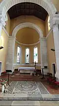 La mosaïque à l'entrée du chœur