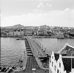 Le pont commence à s'ouvrir