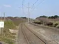 Structure ferroviaire de la voie entre Le Coq-sur-Mer et Wenduine.La voie y est posée sur du sable et l'alimentation électrique est réalisée par une caténaire.