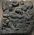 La mort du Bouddha (Parinirvana). Gandhara, v. IIIe&nbsp;siècle. Schiste, H. 66 x P. 7,6&nbsp;cm. Fragment de harmika. Met.