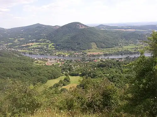Vue du mont Deblík (459&nbsp;m) point culminant de la commune.