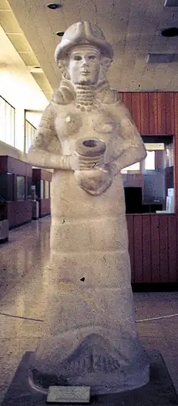 Déesse au vase jaillissant, Mari, début du IIe&nbsp;millénaire&nbsp;av. J.-C. Musée d'Alep.