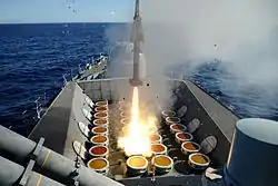 Le HMS Portland (F79) tirant un missile Sea Wolf.